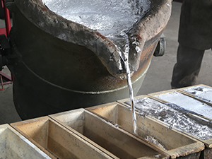 Pouring molten metal